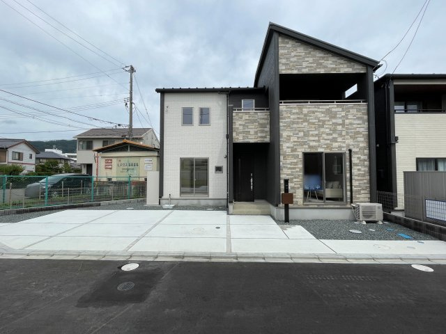 新築戸建・新築建売　伊達市篭田　伊達小学校・伊達中学校の外観|駐車スペース3台可能です！（車種による）南向きで陽当たりが良く快適！