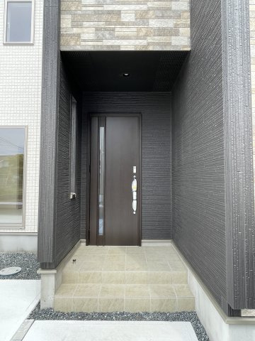 新築戸建・新築建売　伊達市篭田　伊達小学校・伊達中学校の玄関|玄関ポーチが広いので雨の日でも焦ることなく開錠や施錠ができます！