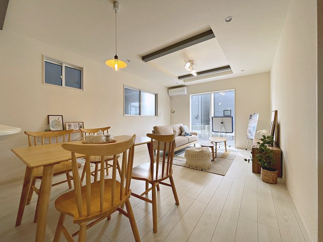 新築戸建・新築建売　伊達市篭田　伊達小学校・伊達中学校の居間・リビング|LDK20帖でゆったり広々！折り上げ天井が更に空間を広く見せてくれます！