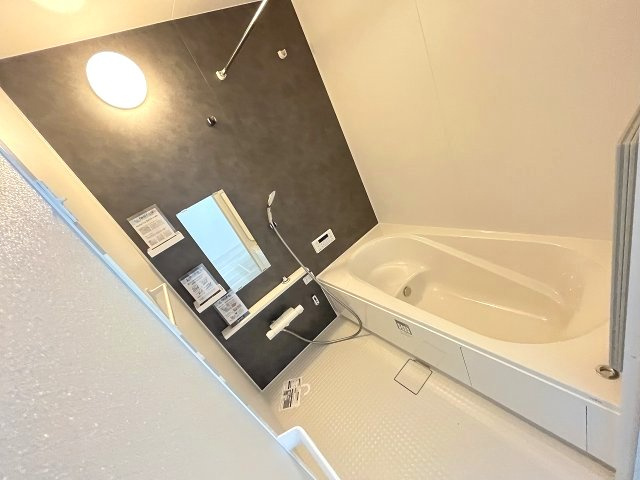 【内装】 | 福岡市城南区友丘1丁目2期　2号棟（全2棟）【仲介手数料無料・0円】 | 施工例。浴室です。施工例は完成時と異なる場合があります。