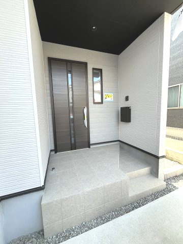 【玄関】 | 福岡市城南区友丘1丁目2期　2号棟（全2棟）【仲介手数料無料・0円】 | 施工例。施工例は完成時と異なる場合があります。