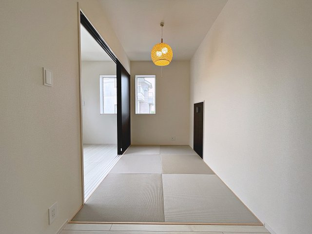 新築戸建・新築建売　伊達市篭田　伊達小学校・伊達中学校の和室|キッチンの横には3帖のタタミスペースがございます！お料理をしながらお子様を見守ることができます！