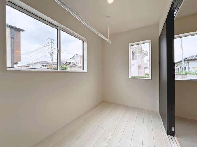 新築戸建・新築建売　伊達市篭田　伊達小学校・伊達中学校のランドリースペース|室内干しに便利なランドリースペースは窓が多く風通しも良好！花粉の時期などに◎