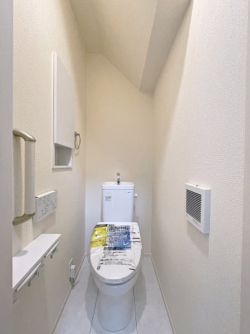 新築戸建・新築建売　伊達市篭田　伊達小学校・伊達中学校のトイレ|白を基調としており小窓で換気ができるので清潔感のある空間。ペーパーホルダーが2つあるのも便利です！