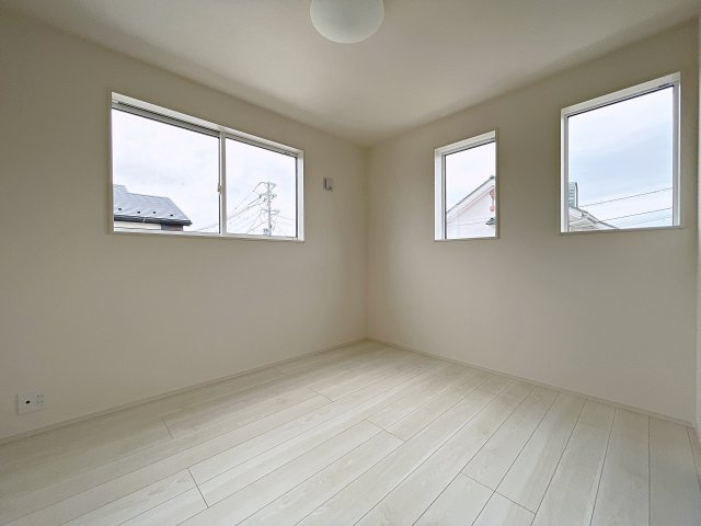 新築戸建・新築建売　伊達市篭田　伊達小学校・伊達中学校の洋室|5.2帖の洋室は北側の窓から一定した柔らかい光が入り、PC作業や読書などにも最適なお部屋です！