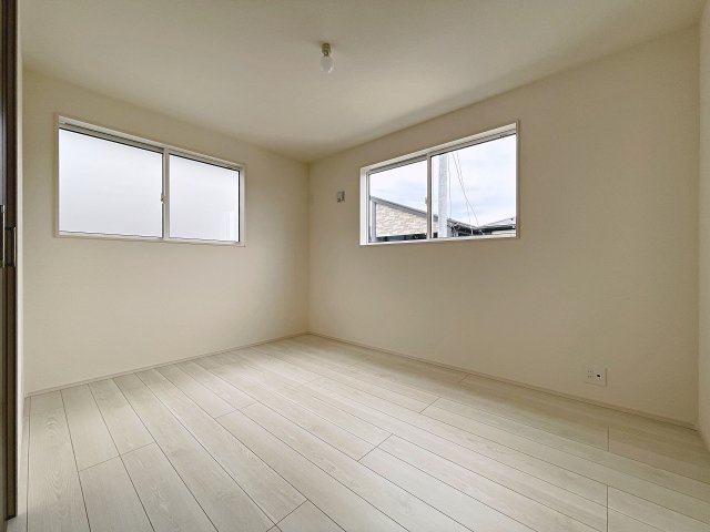 新築戸建・新築建売　伊達市篭田　伊達小学校・伊達中学校の洋室|6帖の洋室は自然光が長時間入る2面採光で明るく気持ちの良いプライベート空間です！