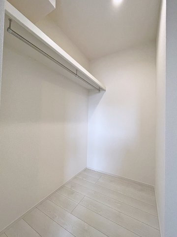 新築戸建・新築建売　伊達市篭田　伊達小学校・伊達中学校の収納|WICはハンガーパイプがついているので衣類がきれいに整理整頓できます！