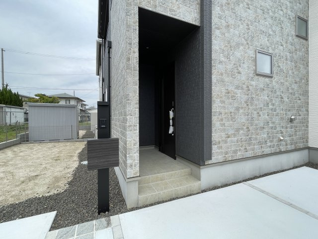 新築戸建・新築建売　伊達市篭田　伊達小学校・伊達中学校の玄関|玄関ポーチが広いので雨の日でも焦ることなく開錠や施錠ができます！