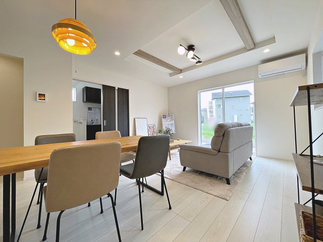 新築戸建・新築建売　伊達市篭田　伊達小学校・伊達中学校の居間・リビング|折り上げ天井で更に開放的なリビングは南側の窓から日差しが入り明るい空間です！