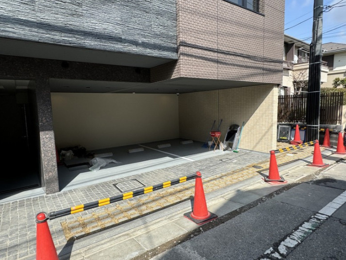 レガリス明大前の駐車場