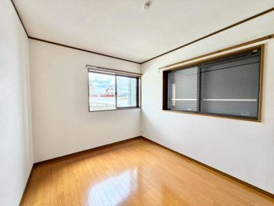 【子供部屋】 | 茱萸木２丁目　中古一戸建 | ２面採光の明るい居室ありますよ！明るく風通しの良い室内に気持ちも明るくなりますね！