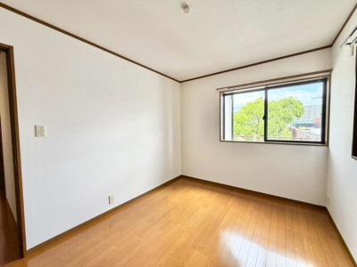 【洋室】 | 茱萸木２丁目　中古一戸建 | クロス・クッションフロア張替！綺麗な壁や床で室内が明るくなりますね！爽やかな気分でお過ごしいただけますよ！