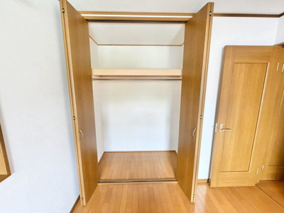 【収納】 | 茱萸木２丁目　中古一戸建 | 各居室にはクローゼットを完備し、家具の配置にも困らない設計がされており、採光と室内のバランスが絶妙です。