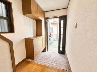 【玄関】 | 茱萸木２丁目　中古一戸建 | ゆとりの玄関ですよ！シューズボックスございますので、散らかりがちな玄関も片付きますね！