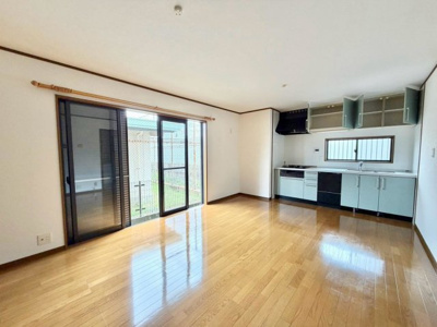 【居間・リビング】 | 茱萸木２丁目　中古一戸建 | 南海高野線「金剛」駅まで徒歩１７分！毎日の通勤・通学に便利ですね♪