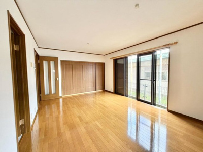 【その他】 | 茱萸木２丁目　中古一戸建 | 【ＬＤＫ約１２．５帖】２面採光の明るいリビングは、ご家族の憩いの空間。居心地の良い快適な安らぎの場所にもなりそうです♪
