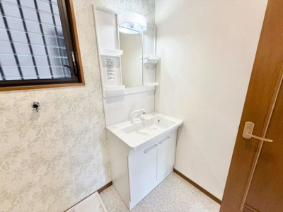 【独立洗面台】 | 茱萸木２丁目　中古一戸建 | ゆとりのある洗面室ですよ！朝の身支度もスムーズにできますね♪玄関入ってすぐに洗面室があるので、帰宅後すぐに手洗いうがいができますよ