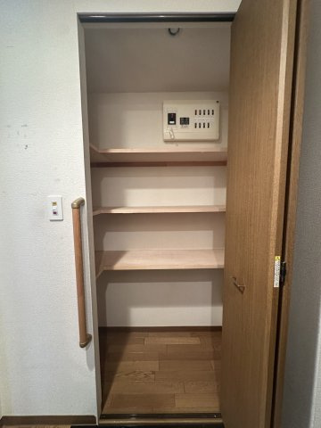 【玄関収納】可動棚を備えた便利な玄関収納。スッキリ整理整頓でき、玄関まわりを綺麗に保てます。