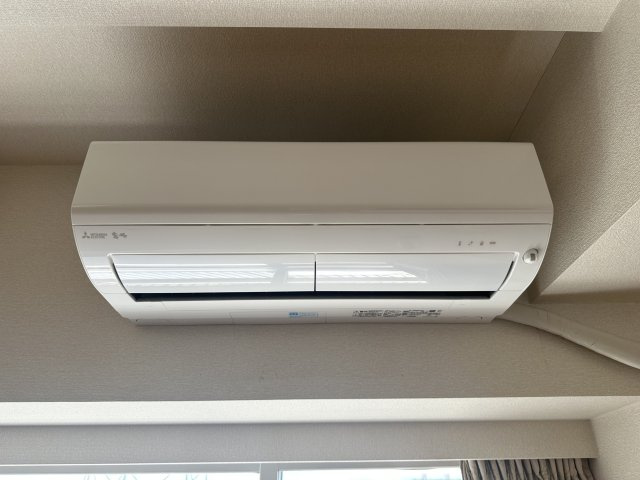 【エアコン】リビングに設置されたエアコン。暑い夏場も室内を快適な温度に保ちます。