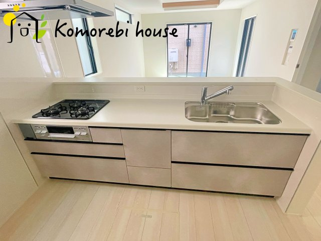さいたま市見沼区大字蓮沼　9期　新築一戸建て　グラファーレ　01のキッチン|コンパクトなキッチンで掃除もラクラク
