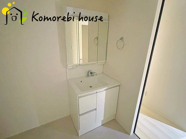 さいたま市見沼区大字蓮沼　9期　新築一戸建て　グラファーレ　01の独立洗面台|独立洗面台あり、毎朝おしゃれに忙しい女性の方におすすめです