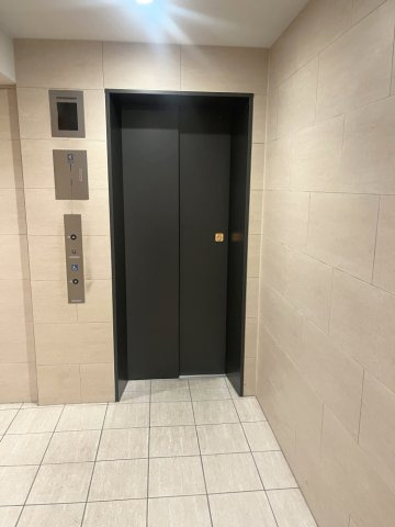 サンメゾン平塚代官町のその他共用部分|お買い物時やベビーカーの出し入れに便利なエレベーター付です。