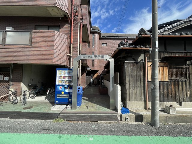 ロイヤル甲子園のエントランス