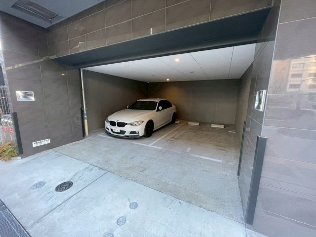 セレニテ難波グランデノールの駐車場