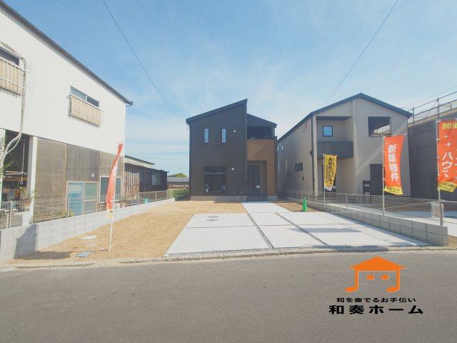 リーブルガーデン高松市仏生山町第七◇2026年度補助金対象の長期優良住宅です！の前面道路含む現地写真|前面道路が広いので、ファミリーカーのような大きな車でも車庫入れも余裕を持ってできるのが魅力的なお家です。