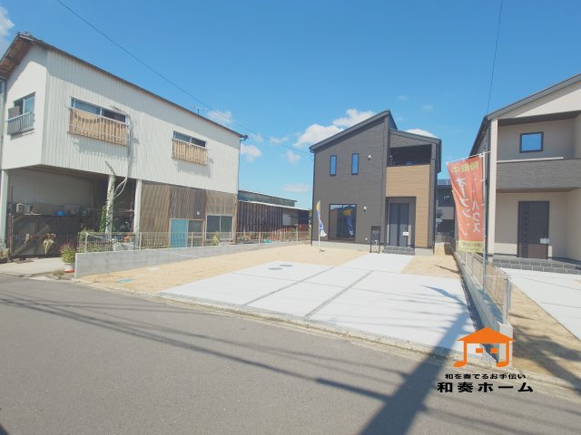 リーブルガーデン高松市仏生山町第七◇2026年度補助金対象の長期優良住宅です！の前面道路含む現地写真|前面道路が広いので、ファミリーカーのような大きな車でも車庫入れも余裕を持ってできるのが魅力的なお家です。