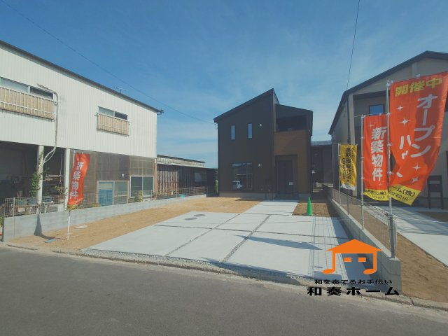 リーブルガーデン高松市仏生山町第七◇2026年度補助金対象の長期優良住宅です！の前面道路含む現地写真|１号棟外観
広い敷地にゆったりとした配置で住宅が建てられ、日照や通風にも十分に配慮されています。

