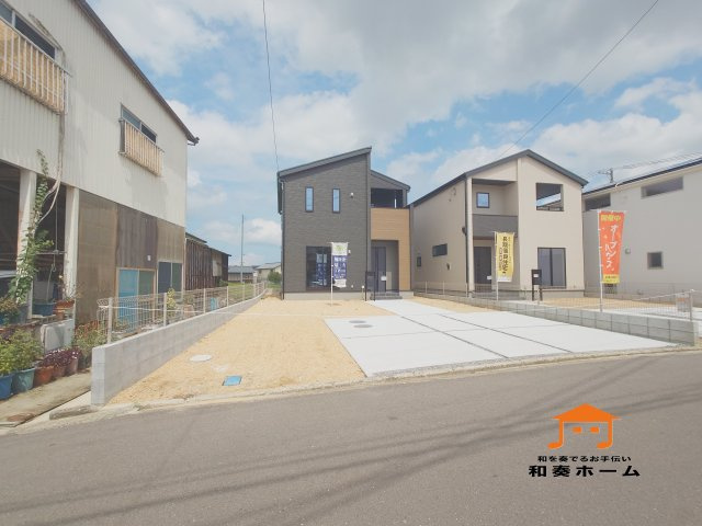リーブルガーデン高松市仏生山町第七◇2026年度補助金対象の長期優良住宅です！の前面道路含む現地写真|１号棟外観
広い敷地にゆったりとした配置で住宅が建てられ、日照や通風にも十分に配慮されています。
