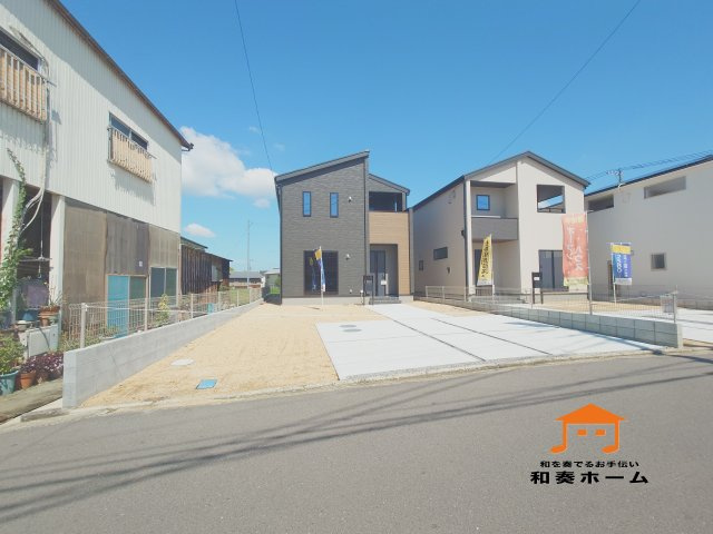 リーブルガーデン高松市仏生山町第七◇2026年度補助金対象の長期優良住宅です！の前面道路含む現地写真|１号棟外観
広い敷地にゆったりとした配置で住宅が建てられ、日照や通風にも十分に配慮されています。
