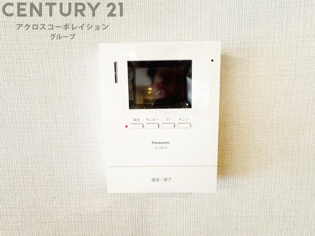 訪問者が来たときにテレビ画面で確認できるため、安心してドアを開けられます。録画機能があるものもあり、留守中に来訪者を記録しておくことができます。利便性が高く、セキュリティ面でも安心です。