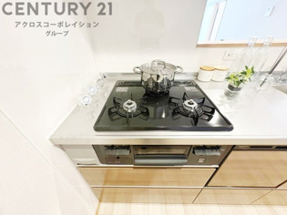 多数の調理器具を同時に使用でき、料理の効率化が可能。省エネで節約になり、様々な料理スタイルに適応できます。また、火力調整が独立しており、手入れや掃除もしやすく、今よりもっとお料理が楽しくなるかも。