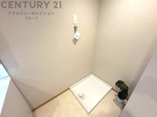洗濯物の仕分け作業がしやすく、整理整頓が容易になります。洗濯音や湿気を他の部屋に持ち込まず、生活環境を快適に保ちます。上部を活用すれば収納スペースを確保でき洗剤や洗濯用品の整理もしやすくなります。