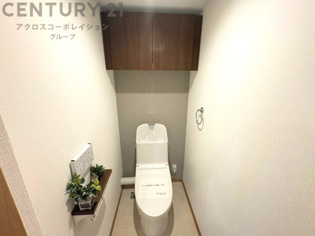 温水洗浄便座付トイレは温水洗浄機能により、暖かい水でおしりを洗浄することができ、冷たい水を使う従来の便座に比べ、温水洗浄機能で暖かいトイレを提供し、快適な使用を可能にします。