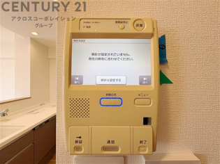 訪問者が来たときにテレビ画面で確認できるため、安心してドアを開けられます。録画機能があるものもあり、留守中に来訪者を記録しておくことができます。利便性が高く、セキュリティ面でも安心です。