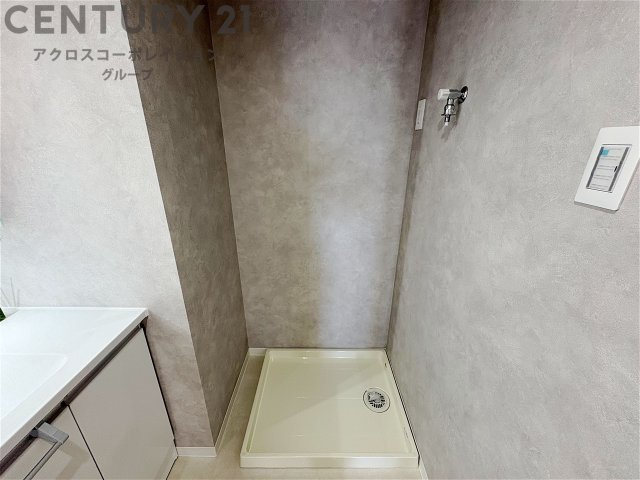 洗濯物の仕分け作業がしやすく、整理整頓が容易になります。洗濯音や湿気を他の部屋に持ち込まず、生活環境を快適に保ちます。上部を活用すれば収納スペースを確保でき洗剤や洗濯用品の整理もしやすくなります。