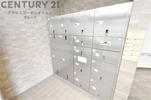 宅配ボックスは荷物の受け取りや配達が便利で安全です。不在時でも荷物が確保され、盗難や損傷のリスクが減少。受け取り時間の柔軟性が向上。外出先からでも荷物の受け取りや預けが可能となります。