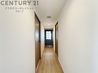 白を基調としたクロスに明るい印象の建具を合わせ、室内を明るい雰囲気にしています。