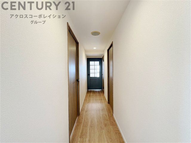 白を基調としたクロスに明るい印象の建具を合わせ、室内を明るい雰囲気にしています。