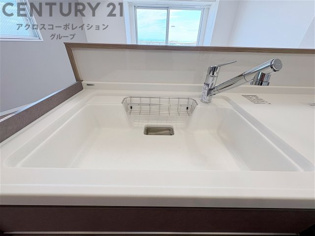 大きなシンクでお鍋などの大きな調理器具を洗う際にも便利です。