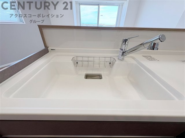大きなシンクでお鍋などの大きな調理器具を洗う際にも便利です。