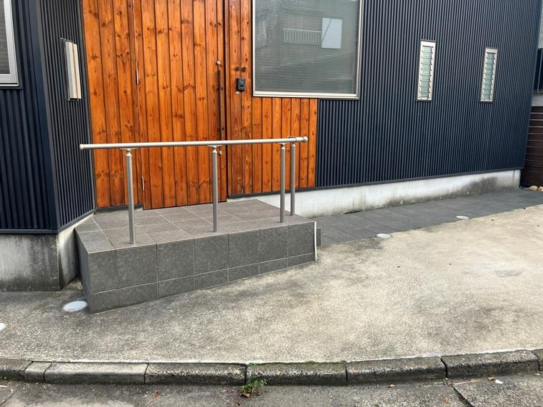 市川戸建のエントランス