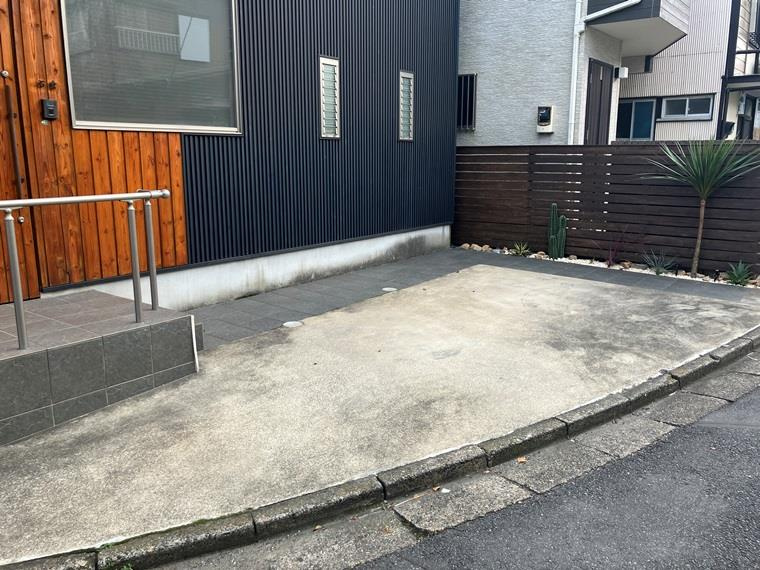 市川戸建の駐車場