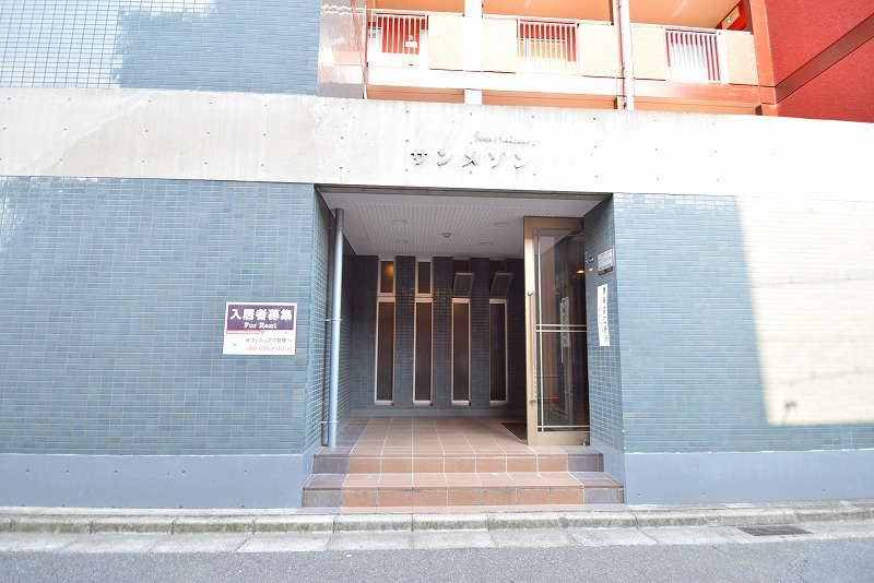 東大阪市横沼町３丁目の賃貸マンションのエントランス