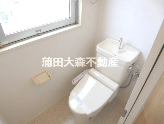 フラリッシュのトイレ|大きな窓と温水洗浄便座付きトイレ