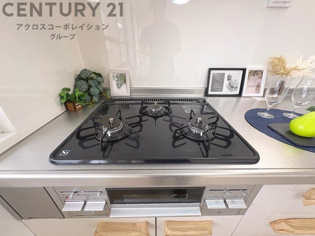 多数の調理器具を同時に使用でき、料理の効率化が可能。省エネで節約になり、様々な料理スタイルに適応できます。また、火力調整が独立しており、手入れや掃除もしやすく、今よりもっとお料理が楽しくなるかも。