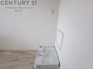 洗濯物の仕分け作業がしやすく、整理整頓が容易になります。洗濯音や湿気を他の部屋に持ち込まず、生活環境を快適に保ちます。上部を活用すれば収納スペースを確保でき洗剤や洗濯用品の整理もしやすくなります。

